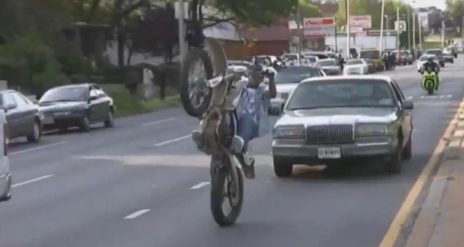 Cascadorii nebune cu motocicleta in plin trafic