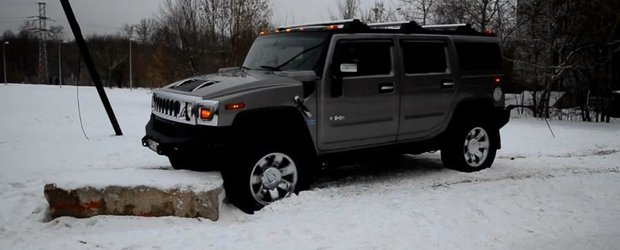 Cat de (praf) bun este un Hummer H2?