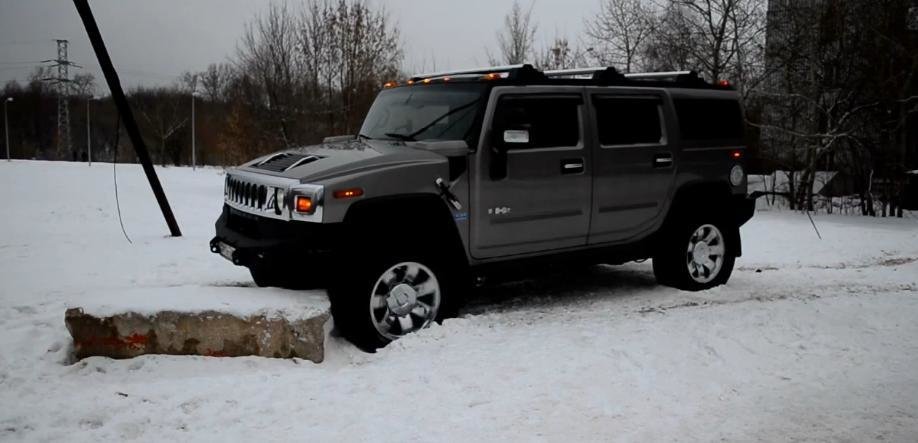 Cat de (praf) bun este un Hummer H2?