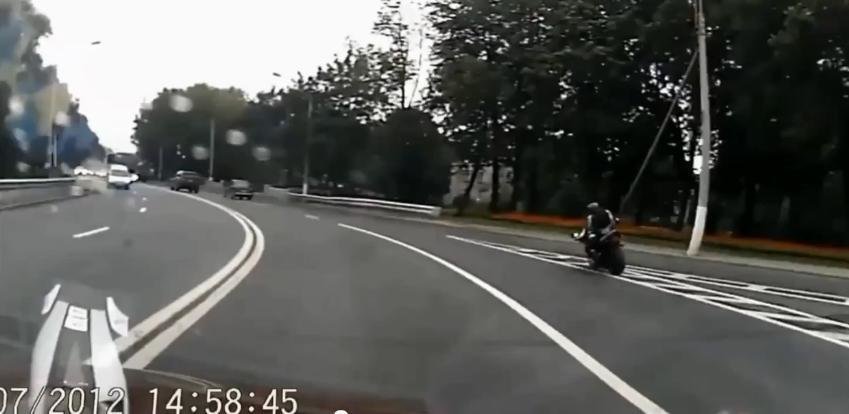 Cat e de usor sa cazi cu motocicleta Cat e de usor sa cazi cu motocicleta