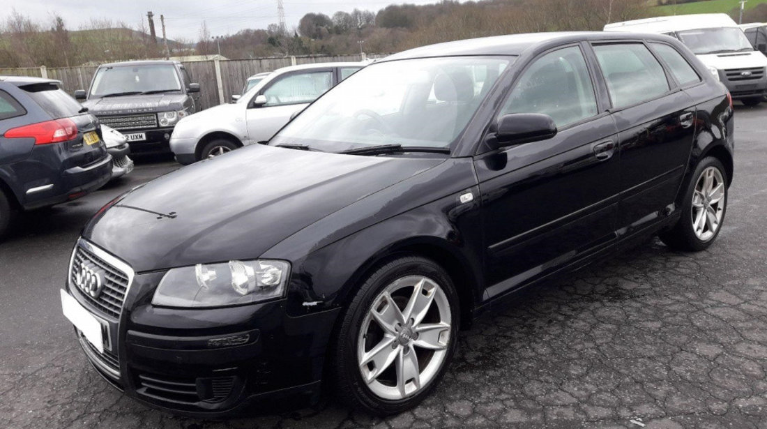 CD player Audi A3 8P 2008 hatchback 1.9