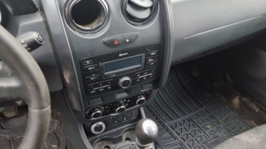 CD player Dacia Duster 2015 SUV 1.6 benzina H4M730