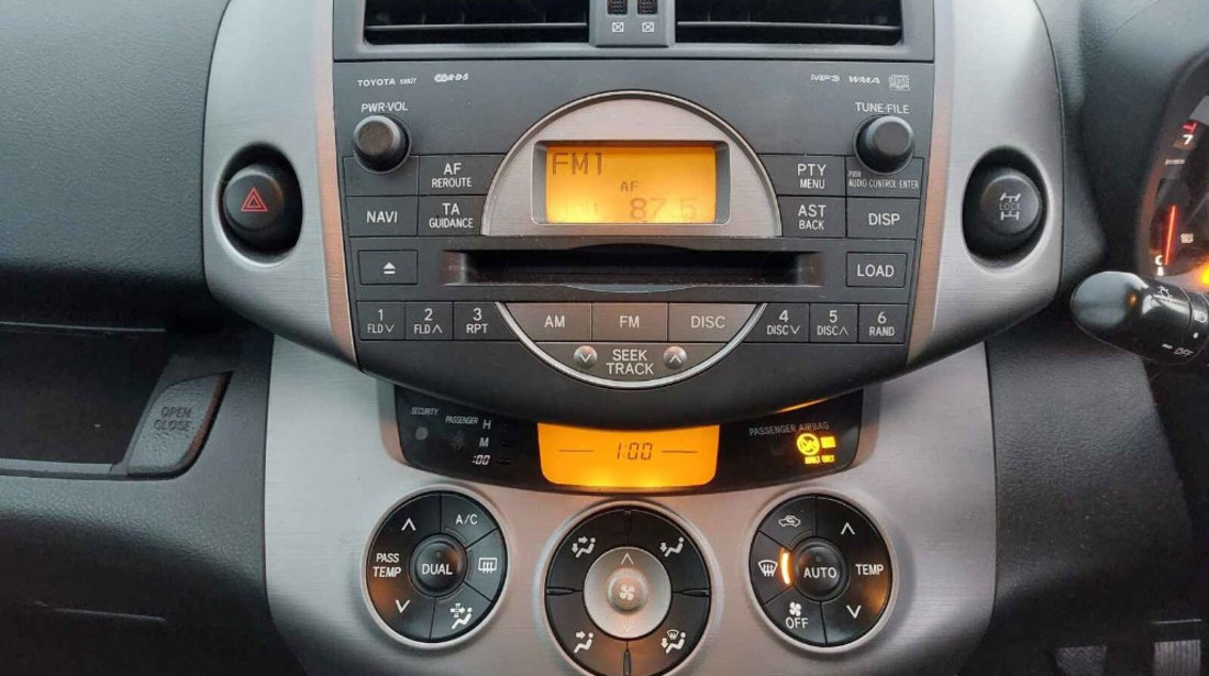 CD player Toyota RAV 4 2008 SUV 2.2 DIESEL 136Hp