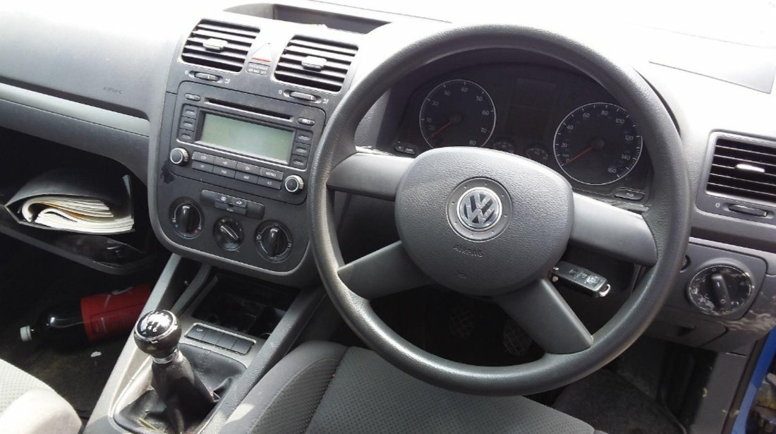 CD player Volkswagen Golf 5 2004 Hatchback 1.6 FSi