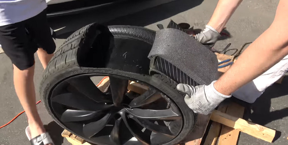 Ce crezi ca se ascunde in interiorul anvelopelor de pe masinile Tesla?
