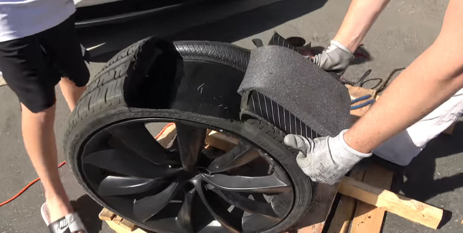 Ce crezi ca se ascunde in interiorul anvelopelor de pe masinile Tesla? Ce crezi ca se ascunde in interiorul anvelopelor de pe masinile Tesla?