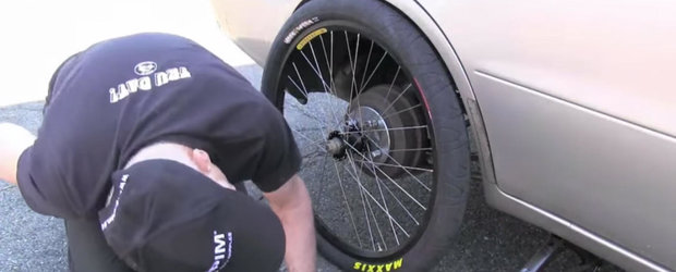 Ce crezi ca se intampla daca pui pe masina o roata de bicicleta?