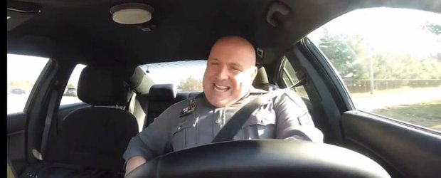 Ce face un agent de politie in masina, atunci cand uita de camera video?