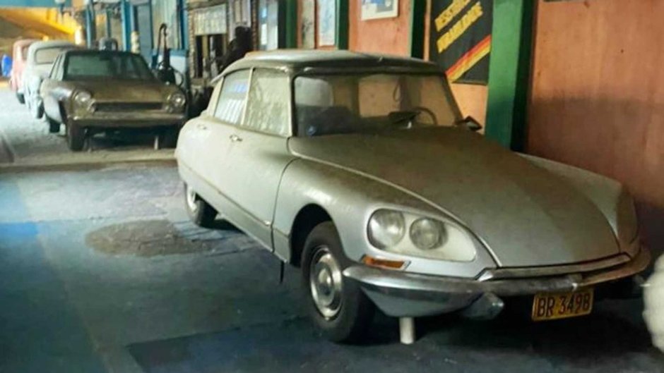 Ce mai descoperire! Zeci de masini din diferite perioade de timp au fost gasite intr-un hambar din Brazilia