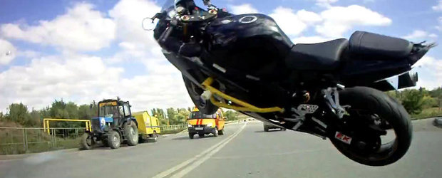 Ce pateste un motociclist rus care incearca un wheelie la 150+ km/h