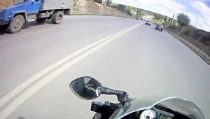 Ce pateste un motociclist rus care incearca un wheelie la 150+ km/h