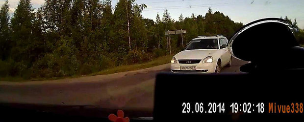 Ce pateste un rus care incearca sa evite gropile din asfalt
