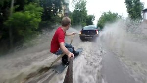 Ce poti face cu Loganul atunci cand strada este inundata