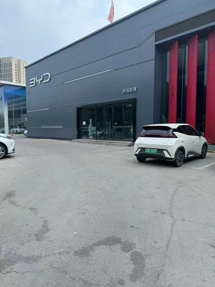 Ce risti sa patesti daca-ti cumperi masina din China. Peste 20 de dealeri auto s-au inchis peste noapte si au fugit cu banii clientilor