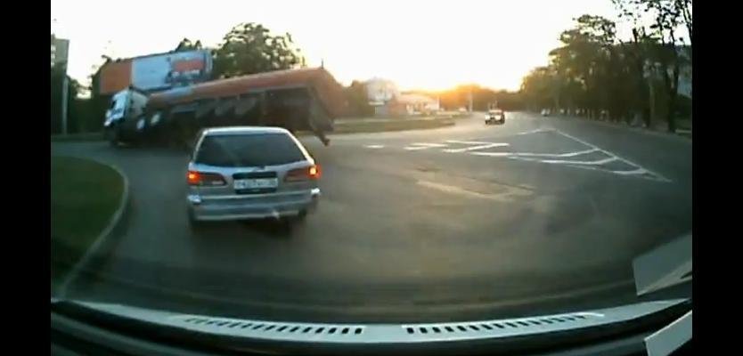 Ce se intampla cand iei un viraj rapid cu cisterna plina? Ce se intampla cand iei un viraj rapid cu cisterna plina?