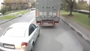 Ce se intampla cand ii arati degetul mijlociu unui camionagiu