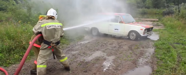 Ce se intampla cand rogi pompierii sa-ti spele masina cu furtunul? VIDEO cu cel mai tare experiment de pe internet