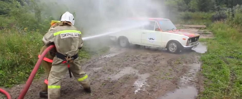 Ce se intampla cand rogi pompierii sa-ti spele masina cu furtunul? VIDEO cu cel mai tare experiment de pe internet