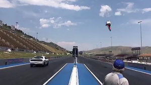 Cea mai nebuna cursa din lume: omul zburator vs. Dodge Hellcat