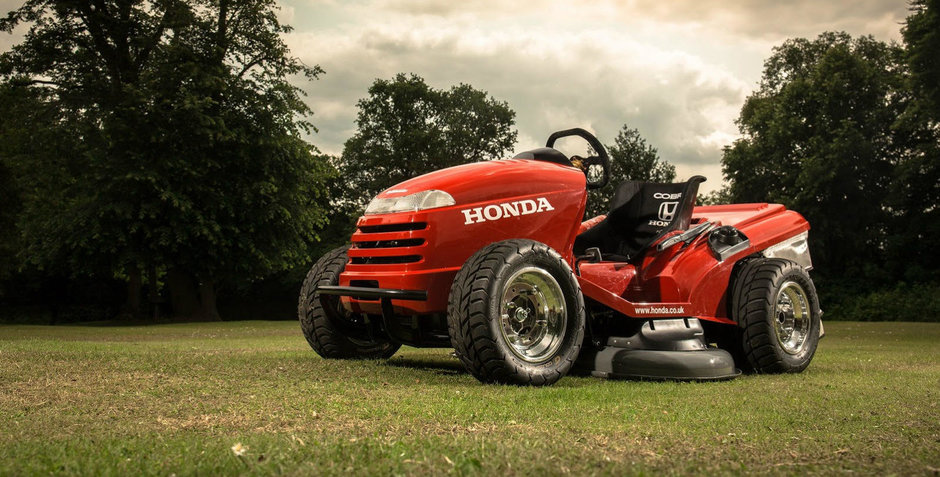 Cea mai tare jucarie pentru copiii mari: masina de tuns iarba de la Honda