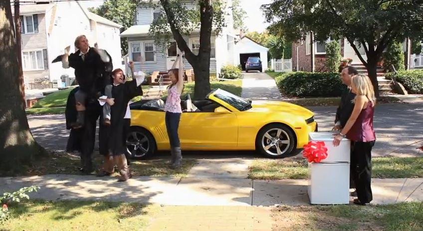 Cea mai tare reclama din ultima vreme: Chevrolet Camaro, cadoul ideal Cea mai tare reclama din ultima vreme: Chevrolet Camaro, cadoul ideal