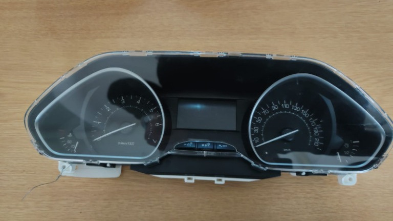 Ceasuri bord Peugeot 208 1.2 VTI , transmisie manuala , cod motor HMZ, an de fabricatie 2013 cod 9813848780