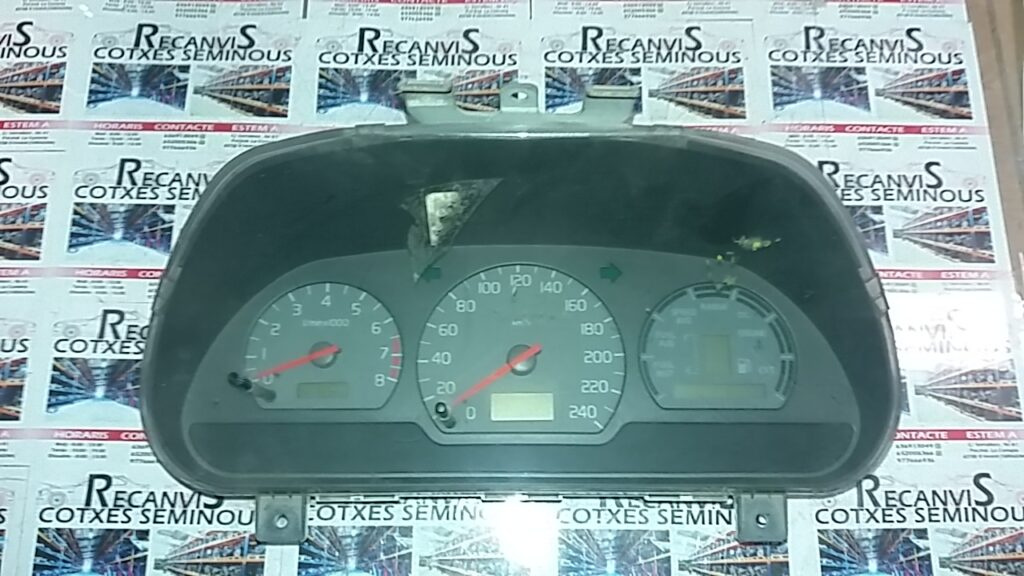 Ceasuri bord VOLVO V40 30819873/004 / 30819873 004 / 30819873004 / 30822392 04 / 308223920430819873/004 / 30819873 004 / 30819873004 / 30822392 04 / 3082239204
