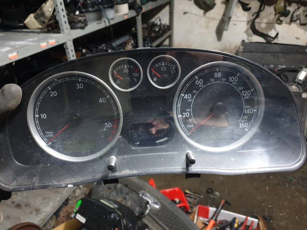 Ceasuri Bord Vw Passat B5.5 cod 3B0920927A