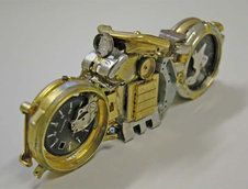 Ceasuri transformate in mini-motociclete