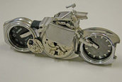 Ceasuri transformate in mini-motociclete