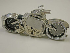 Ceasuri transformate in mini-motociclete