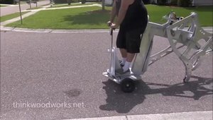 Cel mai amuzant vehicul din lume este propulsat de o bormasina