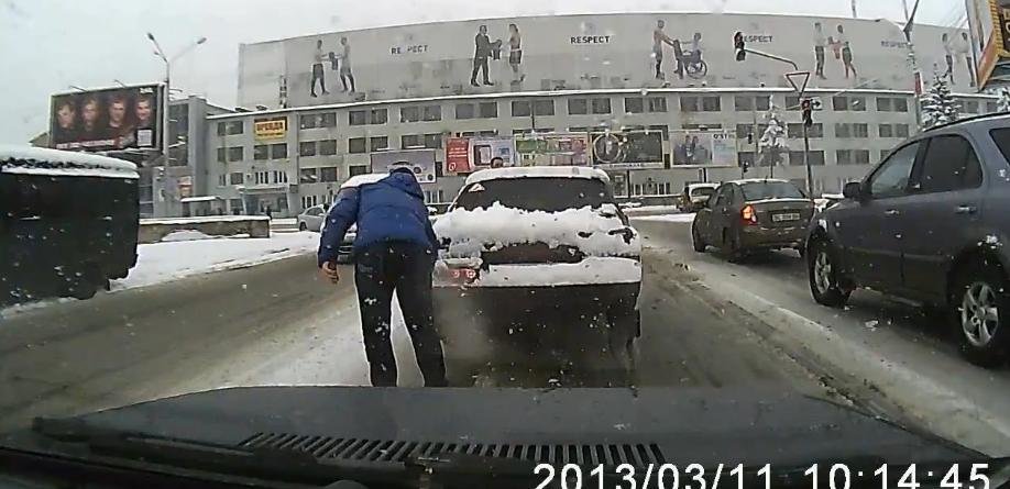 Cel mai bun sofer din Rusia ne da un exemplu Cel mai bun sofer din Rusia ne da un exemplu