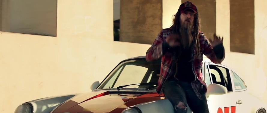 Cel mai ciudat colectionar de masini Porsche din lume. Da, seamana mai degraba cu un rocker! Cel mai ciudat colectionar de masini Porsche din lume. Da, seamana mai degraba cu un rocker!