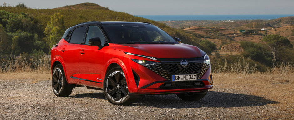 Cel mai cunoscut model de la Nissan a primit un facelift major. Noua versiune se lauda cu un design SF la exterior si doua display-uri uriase la interior. Galerie foto completa Cel mai cunoscut model de la Nissan a primit un facelift major. Noua versiune se lauda cu un design SF la exterior si doua display-uri uriase la interior. Galerie foto completa