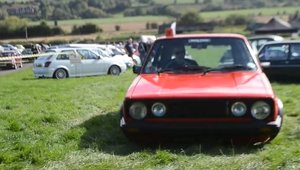 Cel mai jos VW Golf Mk1 din lume se intoarce si are probleme cu relieful