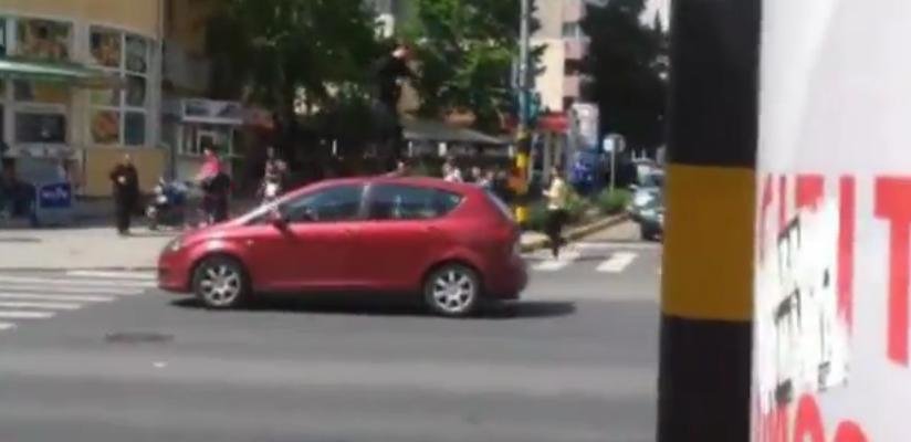 Cel mai nebun pieton din Romania este la Focsani: sare pe masinile din trafic Cel mai nebun pieton din Romania este la Focsani: sare pe masinile din trafic