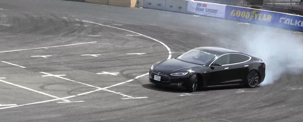 Cel mai silentios drift din lume are loc in Japonia, cu un Tesla Model S