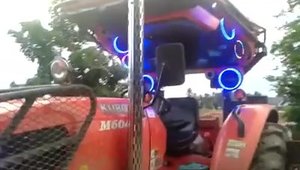 Cel mai tunat tractor din lume se crede discoteca