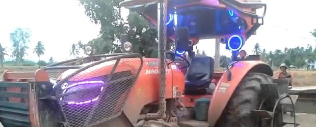 Cel mai tunat tractor din lume se crede discoteca