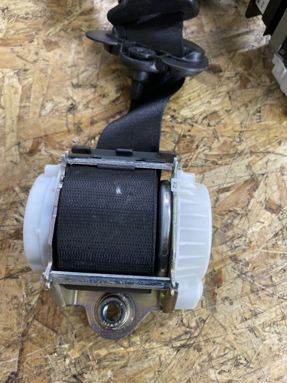 Centura dreapta fata BMW Seria 1 E81 Automatic sedan 2011 (33059849C)