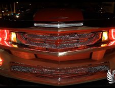 Chevrolet Camaro cromat cu jante pe 32 inci