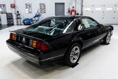 Chevrolet Camaro IROC-Z cu 17 kilometri la bord
