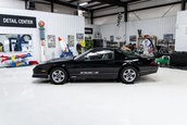 Chevrolet Camaro IROC-Z cu 17 kilometri la bord