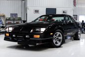 Chevrolet Camaro IROC-Z cu 17 kilometri la bord