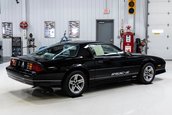 Chevrolet Camaro IROC-Z cu 17 kilometri la bord