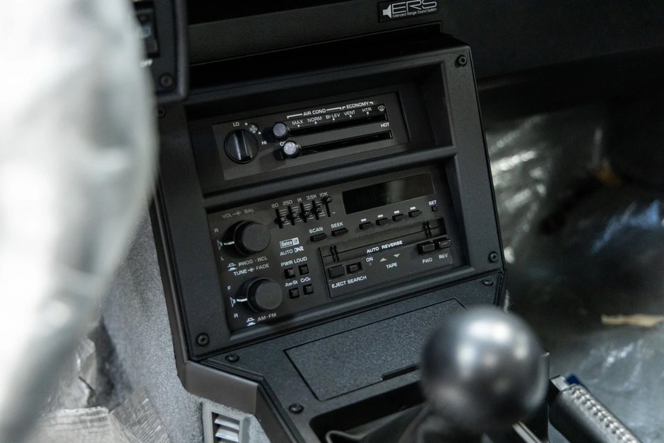 Chevrolet Camaro IROC-Z cu 17 kilometri la bord
