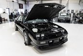 Chevrolet Camaro IROC-Z cu 17 kilometri la bord