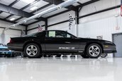 Chevrolet Camaro IROC-Z cu 17 kilometri la bord