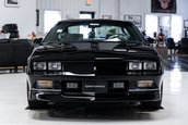 Chevrolet Camaro IROC-Z cu 17 kilometri la bord